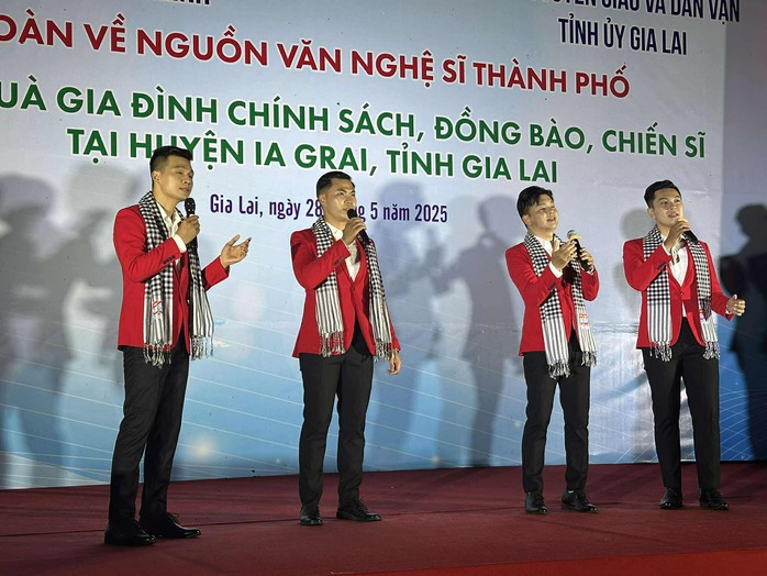 Nhóm hát Lạc Việt thu hút 1,2 triệu lượt xem trên TikTok- Ảnh 1.