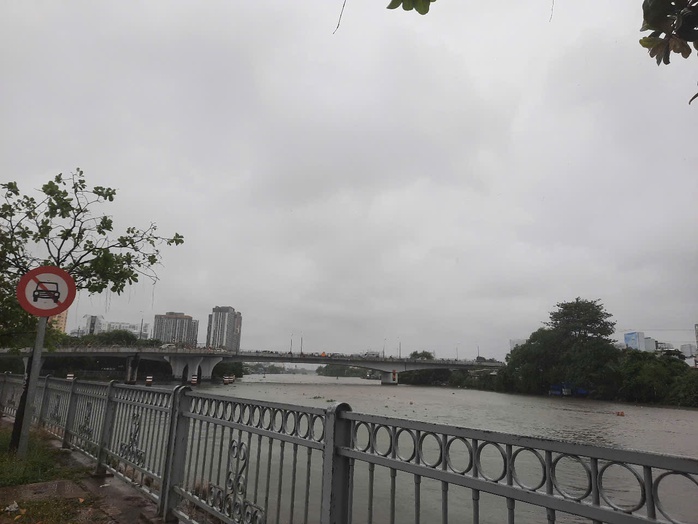 TP HCM: Gió rít mạnh, mưa như trút nước  - Ảnh 2.
