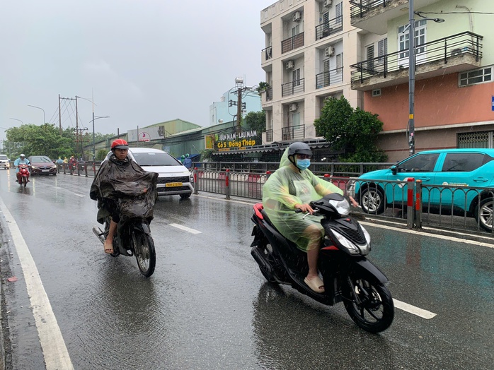 TP HCM: Gió rít mạnh, mưa như trút nước  - Ảnh 6.