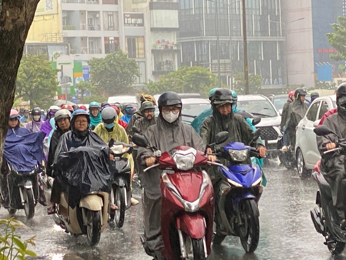 TP HCM: Gió rít mạnh, mưa như trút nước  - Ảnh 1.