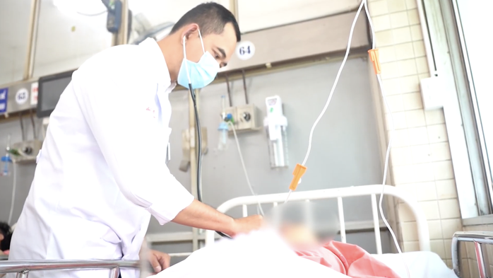 Bác sĩ chạy đua cứu cô gái bị tường đè - Ảnh 1.