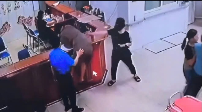Vụ nữ nhân viên y tế bị hành hung: Do quá lo lắng tình trạng của bố - Ảnh 2.