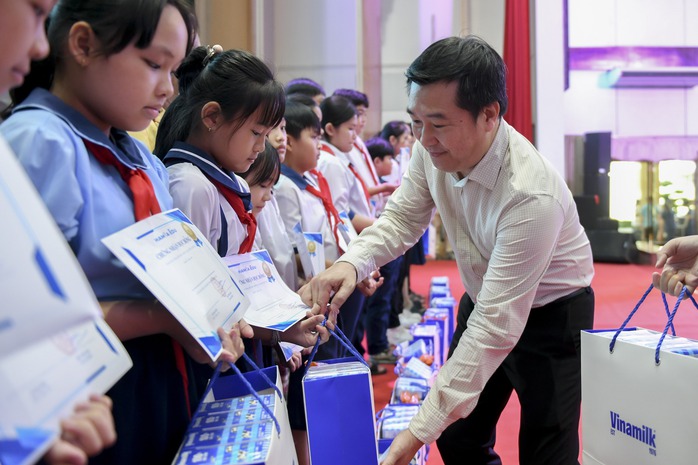 Món quà 1-6 nhiều ý nghĩa từ Vinamilk dành tặng trẻ em- Ảnh 5. Món quà 1-6 nhiều ý nghĩa từ Vinamilk dành tặng trẻ em- Ảnh 5.