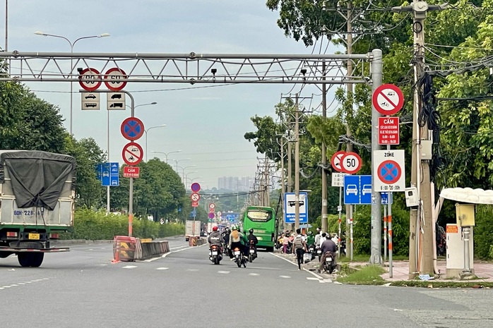 Xe dù lộng hành ở đường Đỗ Mười, TP Thủ Đức- Ảnh 3. Xe dù lộng hành ở đường Đỗ Mười, TP Thủ Đức- Ảnh 3.