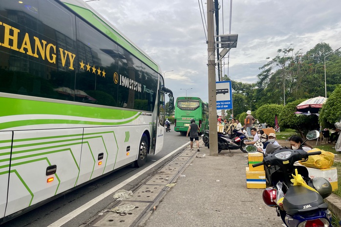 Xe dù lộng hành ở đường Đỗ Mười, TP Thủ Đức- Ảnh 1. Xe dù lộng hành ở đường Đỗ Mười, TP Thủ Đức- Ảnh 1.