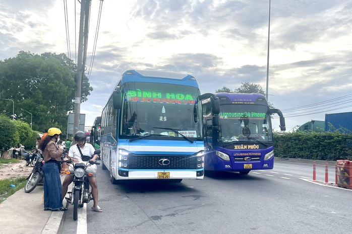 Xe dù lộng hành ở đường Đỗ Mười, TP Thủ Đức- Ảnh 2. Xe dù lộng hành ở đường Đỗ Mười, TP Thủ Đức- Ảnh 2.