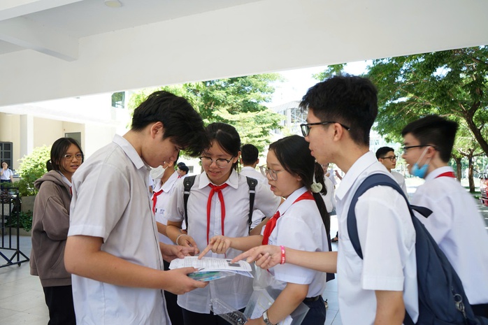 Đà Nẵng: Đề thi toán vào lớp 10 bất ngờ không có câu Vi-et, thí sinh ngỡ ngàng - Ảnh 1.