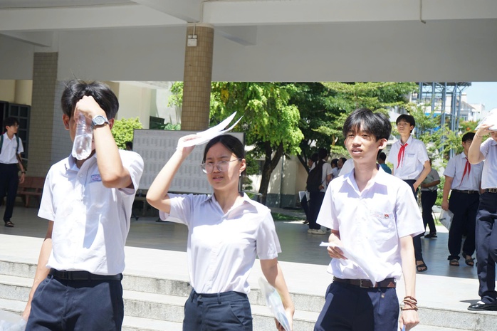 Đà Nẵng: Đề thi toán vào lớp 10 bất ngờ không có câu Vi-et, thí sinh ngỡ ngàng - Ảnh 2.