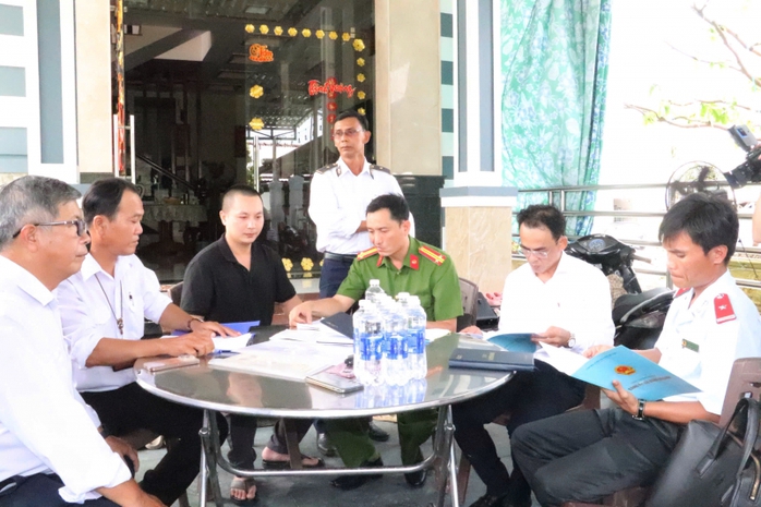 Vì sao chứng nhận đủ điều kiện an toàn thực phẩm của cửa hàng C.P. Việt Nam hết hạn - Ảnh 1.