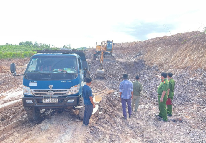 Quảng Bình: Chuyện gì đang xảy ra với những bãi cát, đồi đất ở Quảng Trạch?- Ảnh 2. Quảng Bình: Chuyện gì đang xảy ra với những bãi cát, đồi đất ở Quảng Trạch?- Ảnh 2.