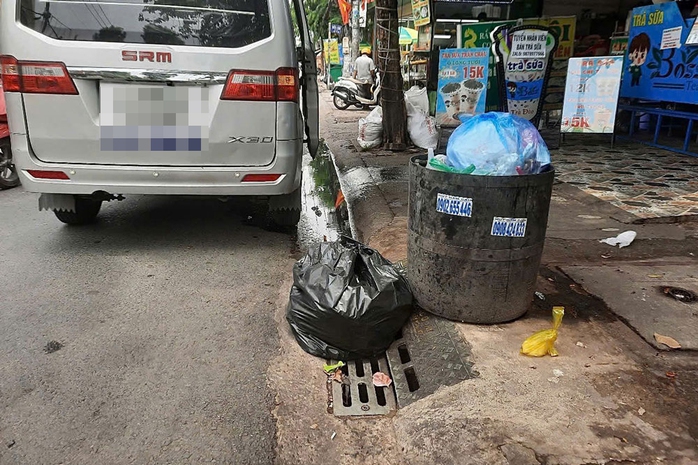Vỉa hè, cống rãnh "nghẹt thở" vì nước thải, dầu mỡ - Ảnh 1. Vỉa hè, cống rãnh "nghẹt thở" vì nước thải, dầu mỡ - Ảnh 1.