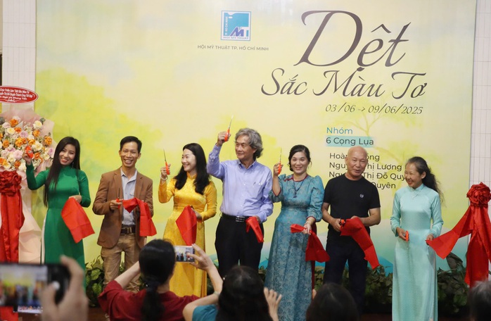 Triển lãm của nhóm 6 Cọng Lụa "Dệt sắc màu tơ" - Ảnh 1.