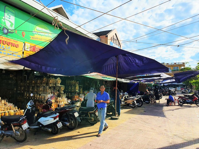 Hàng loạt ki-ốt ở chợ Đồng Hới đóng cửa vì sợ bị… kiểm tra - Ảnh 3.
