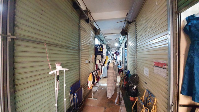 Hàng loạt ki-ốt ở chợ Đồng Hới đóng cửa vì sợ bị… kiểm tra - Ảnh 4.