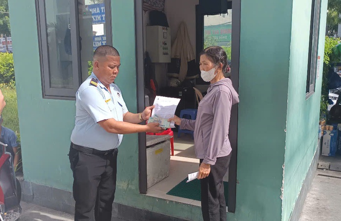 Người phụ nữ bật khóc khi nhận lại hơn 20 triệu đồng đánh rơi ở Bệnh viện Đà Nẵng - Ảnh 1.