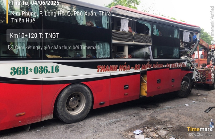 Xe khách húc đuôi xe tải, 1 người chết, 27 người nhập viện - Ảnh 1.