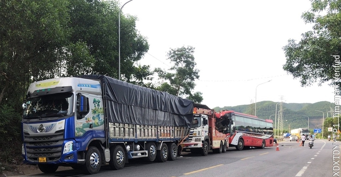 Xe khách húc đuôi xe tải, 1 người chết, 27 người nhập viện - Ảnh 2.