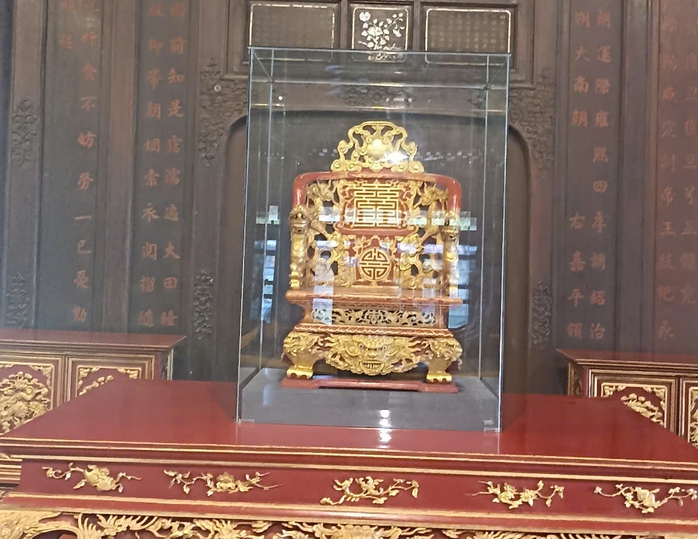 Công an xuất hiện tại điện Long An sau sự cố ngai vua triều Nguyễn bị bẻ gãy - Ảnh 2.