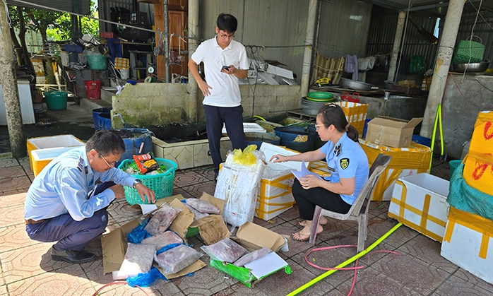Quảng Bình: Phát hiện gần 270kg thực phẩm không rõ nguồn gốc tại một cơ sở kinh doanh- Ảnh 1. Quảng Bình: Phát hiện gần 270kg thực phẩm không rõ nguồn gốc tại một cơ sở kinh doanh- Ảnh 1.
