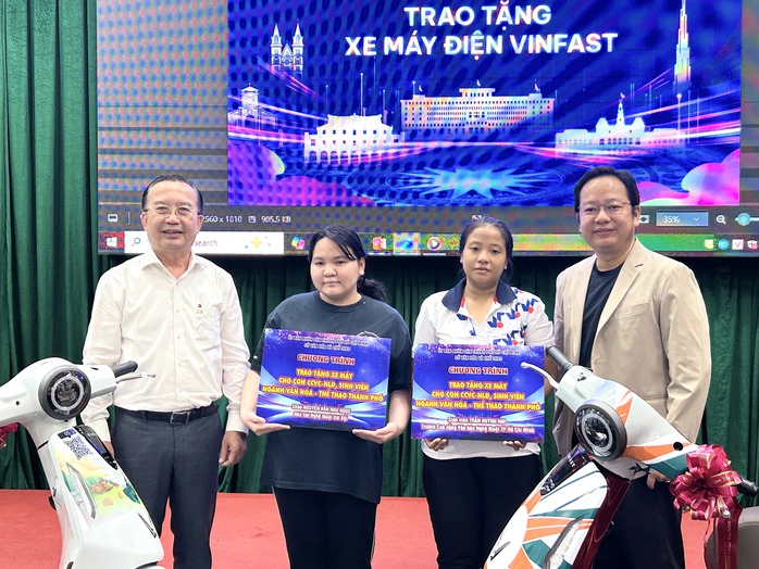 Tặng 50 xe máy điện cho học sinh, sinh viên vượt khó, hiếu học - Ảnh 1.