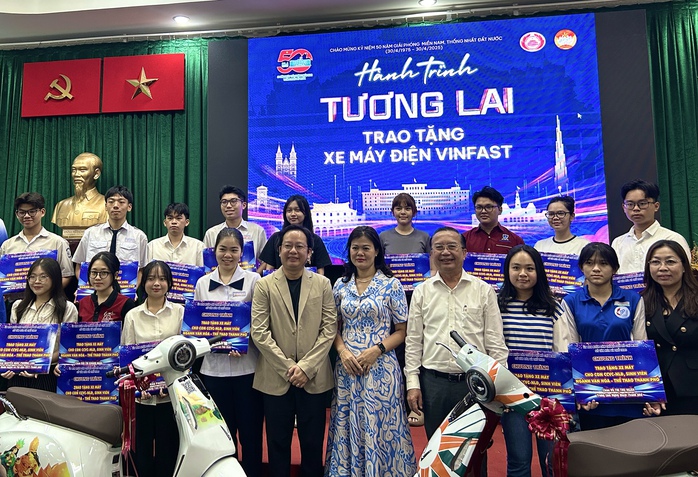 Tặng 50 xe máy điện cho học sinh, sinh viên vượt khó, hiếu học - Ảnh 3.