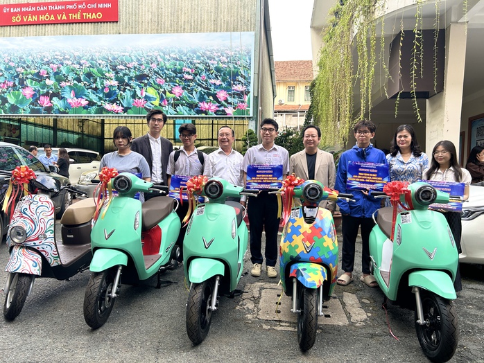 Tặng 50 xe máy điện cho học sinh, sinh viên vượt khó, hiếu học - Ảnh 2.