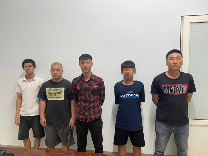 Bắt khẩn cấp 2 đối tượng trong vụ hỗn chiến giành khách trước cổng bệnh viện- Ảnh 1.