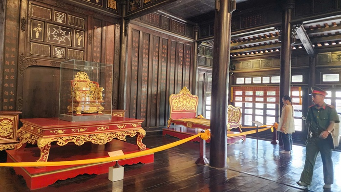 Công an xuất hiện tại điện Long An sau sự cố ngai vua triều Nguyễn bị bẻ gãy - Ảnh 1.