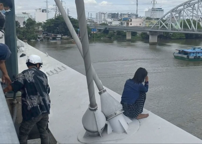Cô gái ôm con giả vờ nhảy cầu để trục lợi lòng thương của nhiều người khắp miền Tây - Ảnh 2.