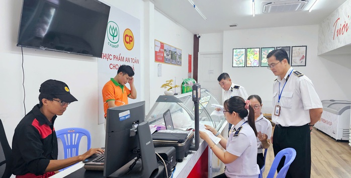 Bình Dương tiến hành kiểm tra các cửa hàng của Công ty C.P. Việt Nam - Ảnh 3.