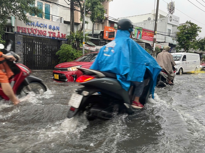 Mưa lớn ở TP HCM, nhiều tuyến đường tại Thủ Đức ngập nặng - Ảnh 6.