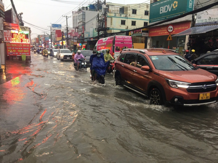 Mưa lớn ở TP HCM, nhiều tuyến đường tại Thủ Đức ngập nặng - Ảnh 7.