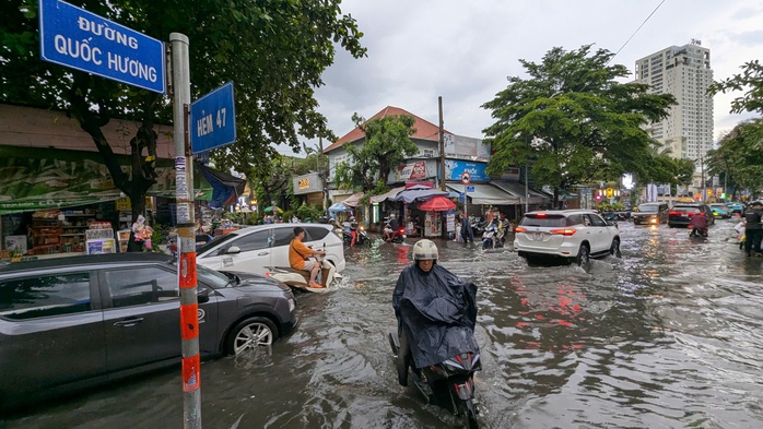 Mưa lớn ở TP HCM, nhiều tuyến đường tại Thủ Đức ngập nặng - Ảnh 2.