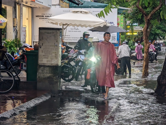 Mưa lớn ở TP HCM, nhiều tuyến đường tại Thủ Đức ngập nặng - Ảnh 3.