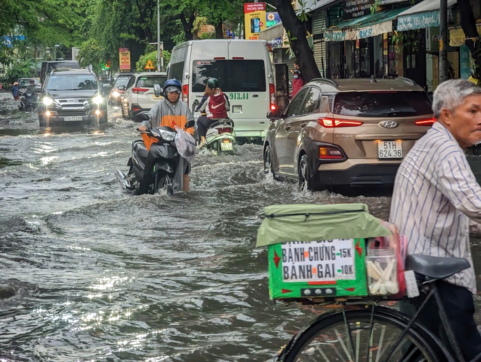 Mưa lớn ở TP HCM, nhiều tuyến đường tại Thủ Đức ngập nặng - Ảnh 1.