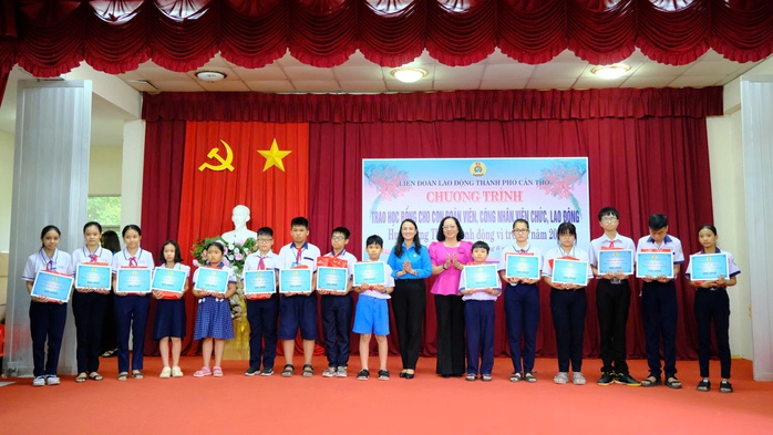 Cần Thơ: Trao gần 500 suất học bổng cho con đoàn viên, CNVC-LĐ- Ảnh 3. Cần Thơ: Trao gần 500 suất học bổng cho con đoàn viên, CNVC-LĐ- Ảnh 3.