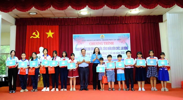 Cần Thơ: Trao gần 500 suất học bổng cho con đoàn viên, CNVC-LĐ- Ảnh 4. Cần Thơ: Trao gần 500 suất học bổng cho con đoàn viên, CNVC-LĐ- Ảnh 4.