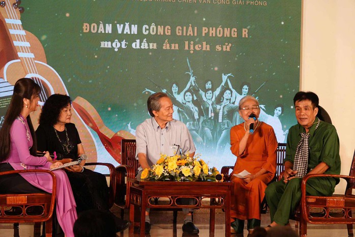 Nghệ sĩ TP HCM xúc động chào đón công trình sách "Đoàn Văn công Giải phóng R- Một dấu ấn lịch sử"- Ảnh 1.