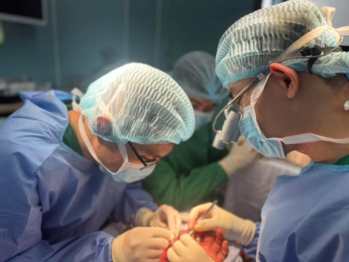 Người phụ nữ bán thịt bị cuốn cả bàn tay vào máy xay thịt - Ảnh 2.