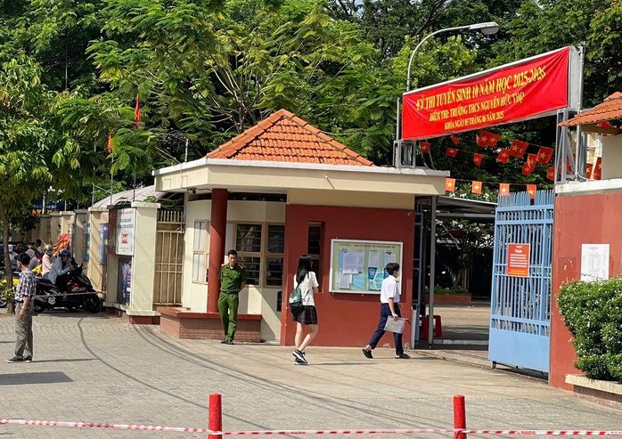 Thí sinh làm thủ tục dự thi lớp 10, đón xem giải đề thi- Ảnh 2. Thí sinh làm thủ tục dự thi lớp 10, đón xem giải đề thi- Ảnh 2.