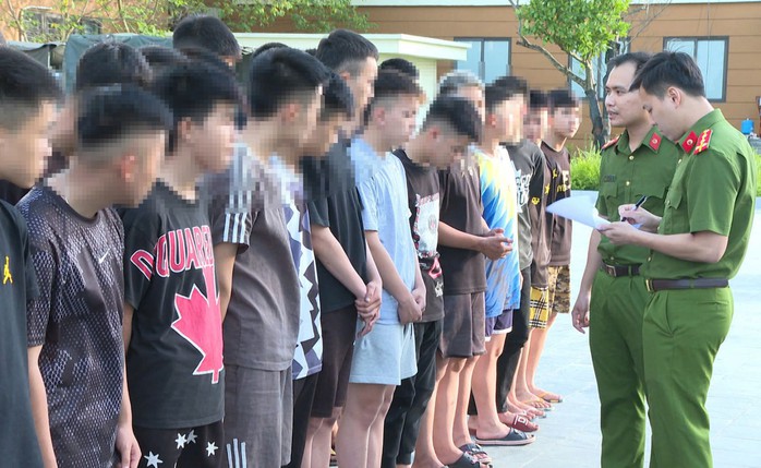 Tạm giữ 38 thanh, thiếu niên mang "hàng nóng" tấn công người đi đường - Ảnh 2.