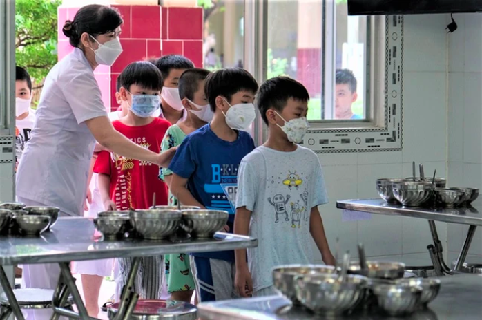 Hà Nội chi hơn 3.000 tỉ đồng hỗ trợ bữa trưa cho 768.000 học sinh tiểu học- Ảnh 1. Hà Nội chi hơn 3.000 tỉ đồng hỗ trợ bữa trưa cho 768.000 học sinh tiểu học- Ảnh 1.
