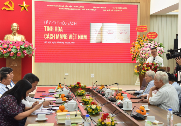 Ra mắt sách "Tinh hoa cách mạng Việt Nam" của nhà báo lão thành Hà Đăng - Ảnh 1.