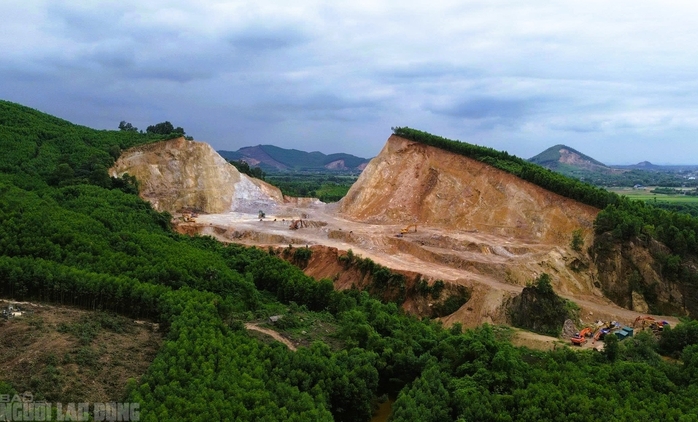 Hiện trạng mỏ đất nơi Tuấn thần "đèn" và đồng phạm khai thác vượt phép đặc biệt lớn thế nào?- Ảnh 6. Hiện trạng mỏ đất nơi Tuấn thần "đèn" và đồng phạm khai thác vượt phép đặc biệt lớn thế nào?- Ảnh 6.