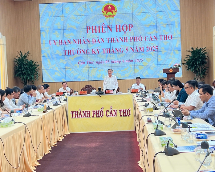 Chủ tịch Cần Thơ trải lòng: "Tôi rất buồn vì một số giám đốc làm được hay không cũng không báo cáo"- Ảnh 2. Chủ tịch Cần Thơ trải lòng: "Tôi rất buồn vì một số giám đốc làm được hay không cũng không báo cáo"- Ảnh 2.