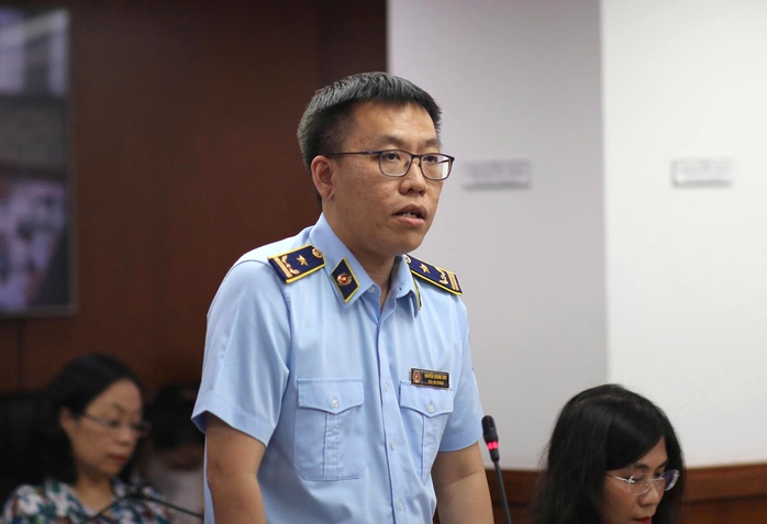 Giả Chanel, nhái Louis tràn lan ở Saigon Square: Vì sao không dẹp được? - Ảnh 1.