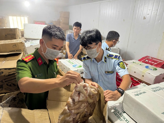 Đột kích kho hàng đông lạnh của Công ty Thịnh Phát Food ở Quảng Bình- Ảnh 1. Đột kích kho hàng đông lạnh của Công ty Thịnh Phát Food ở Quảng Bình- Ảnh 1.