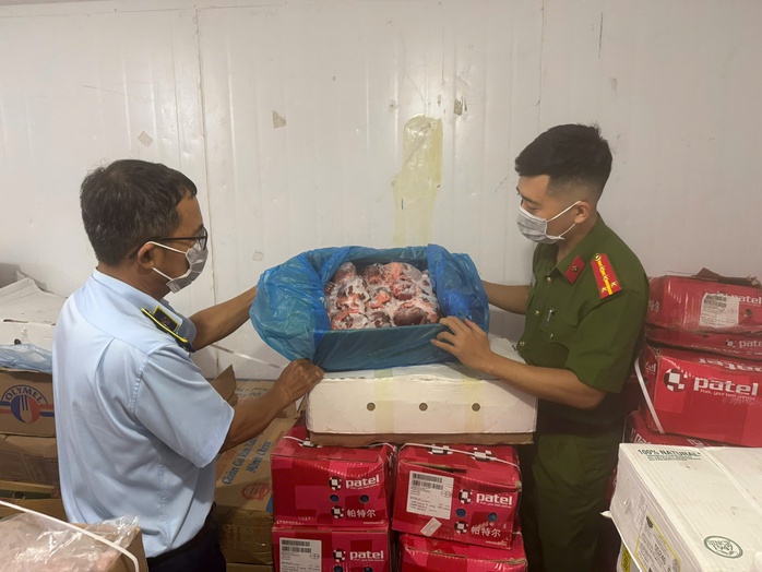 Đột kích kho hàng đông lạnh của Công ty Thịnh Phát Food ở Quảng Bình- Ảnh 2. Đột kích kho hàng đông lạnh của Công ty Thịnh Phát Food ở Quảng Bình- Ảnh 2.