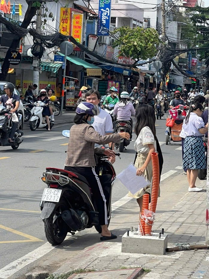 Thí sinh làm thủ tục dự thi lớp 10, đón xem giải đề thi- Ảnh 4. Thí sinh làm thủ tục dự thi lớp 10, đón xem giải đề thi- Ảnh 4.