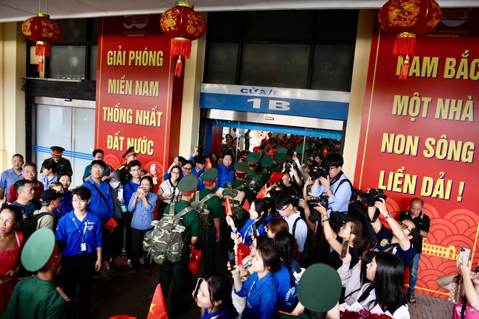 Video: Đón các cán bộ, chiến sĩ tham gia diễu binh, diễu hành tại Hà Nội- Ảnh 9. Video: Đón các cán bộ, chiến sĩ tham gia diễu binh, diễu hành tại Hà Nội- Ảnh 9.